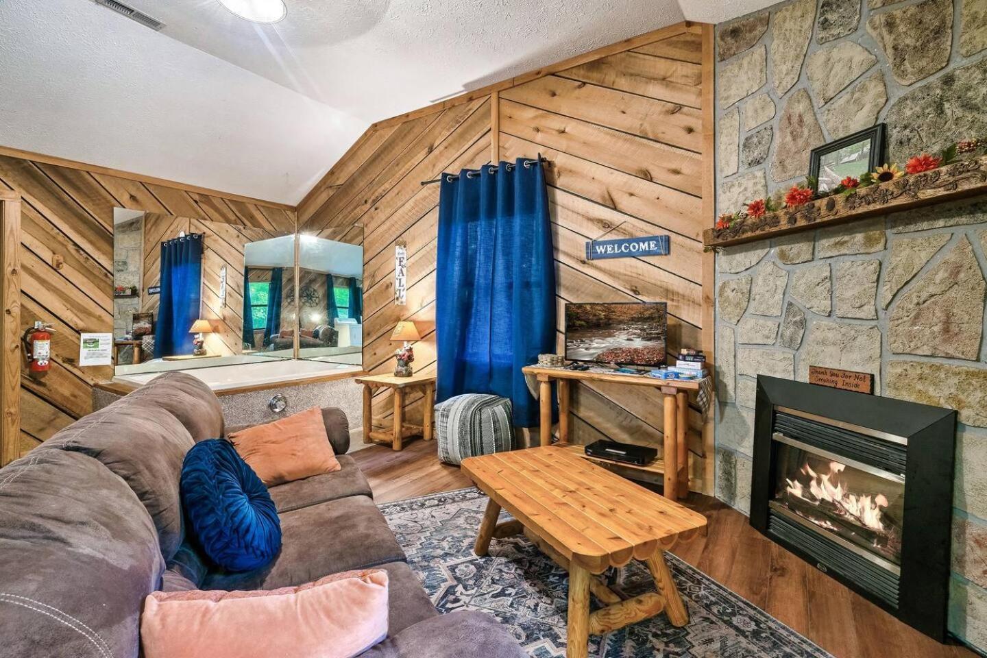 Romantic Mtn Cabin Hot Tub & Jacuzzi Views Sevierville Exterior foto